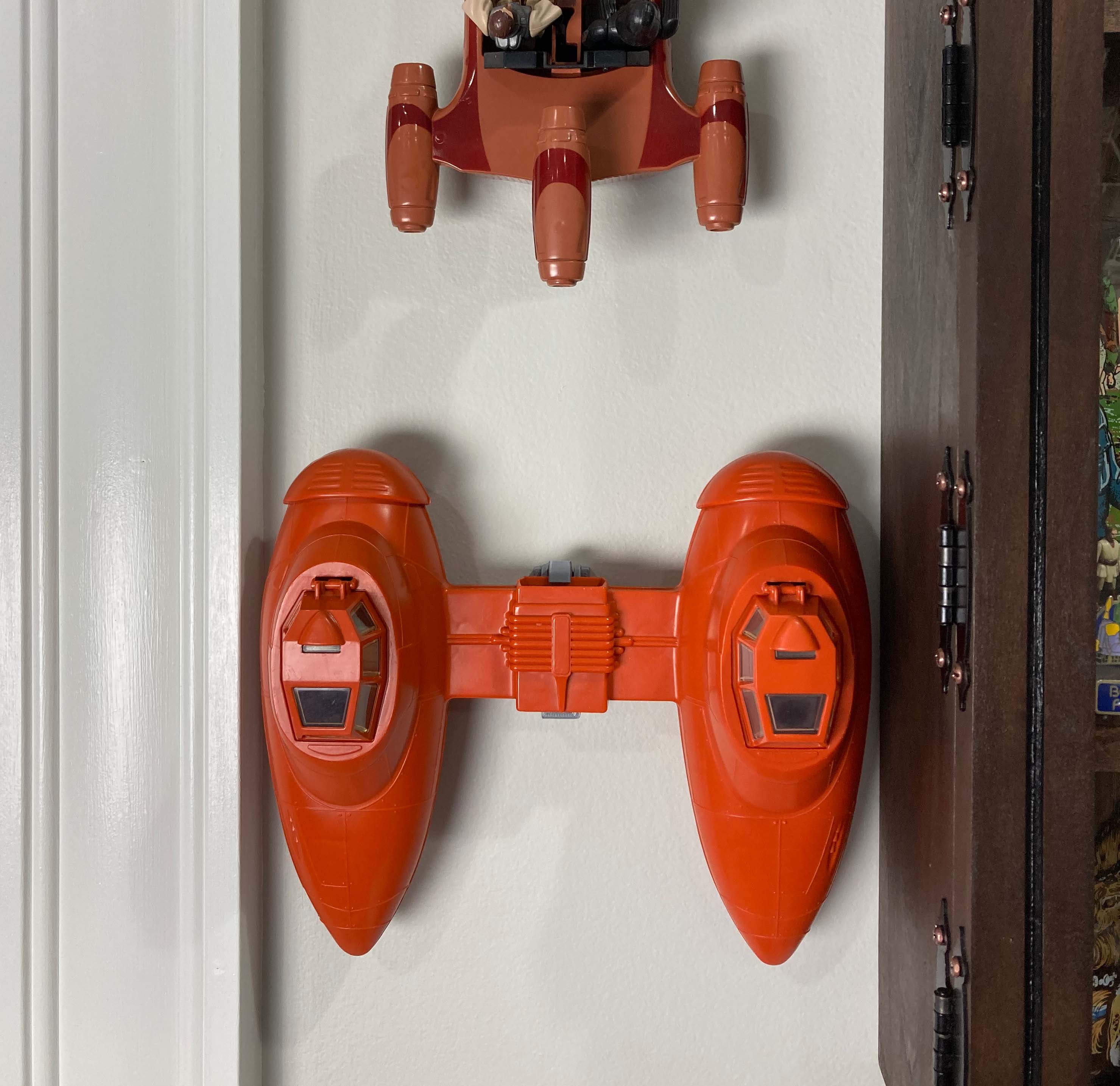 You can hang your Cloud Car on the wall for an amazing display.